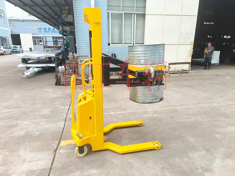 0.5噸帶自動(dòng)旋轉(zhuǎn)升降油桶車